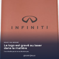 Logo INFINITI gravé au laser dans le simili cuir