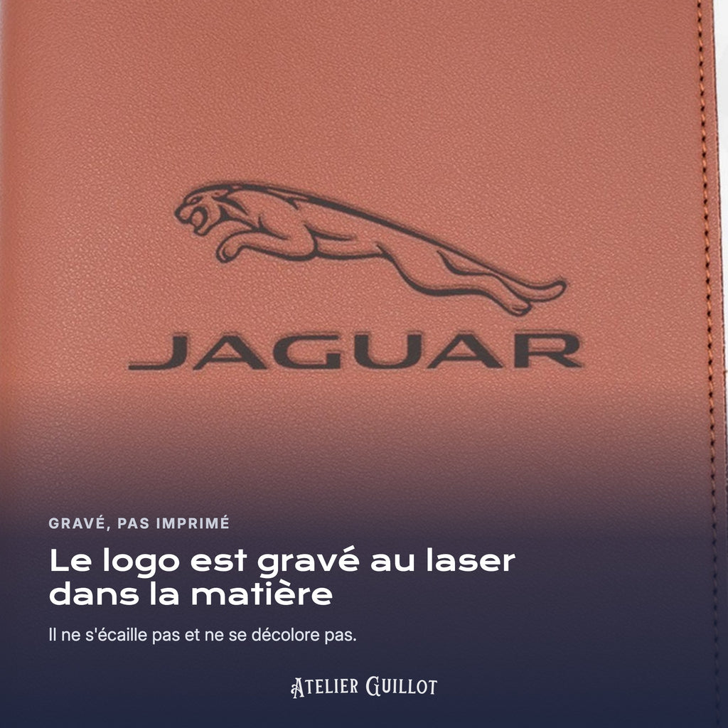 Logo JAGUAR gravé au laser dans le simili cuir