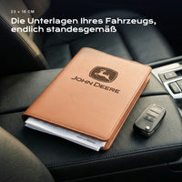 Fahrzeugmappe JOHN-DEERE auf einem Autositz, mit Rechnungen
