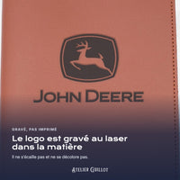 Logo JOHN-DEERE gravé au laser dans le simili cuir