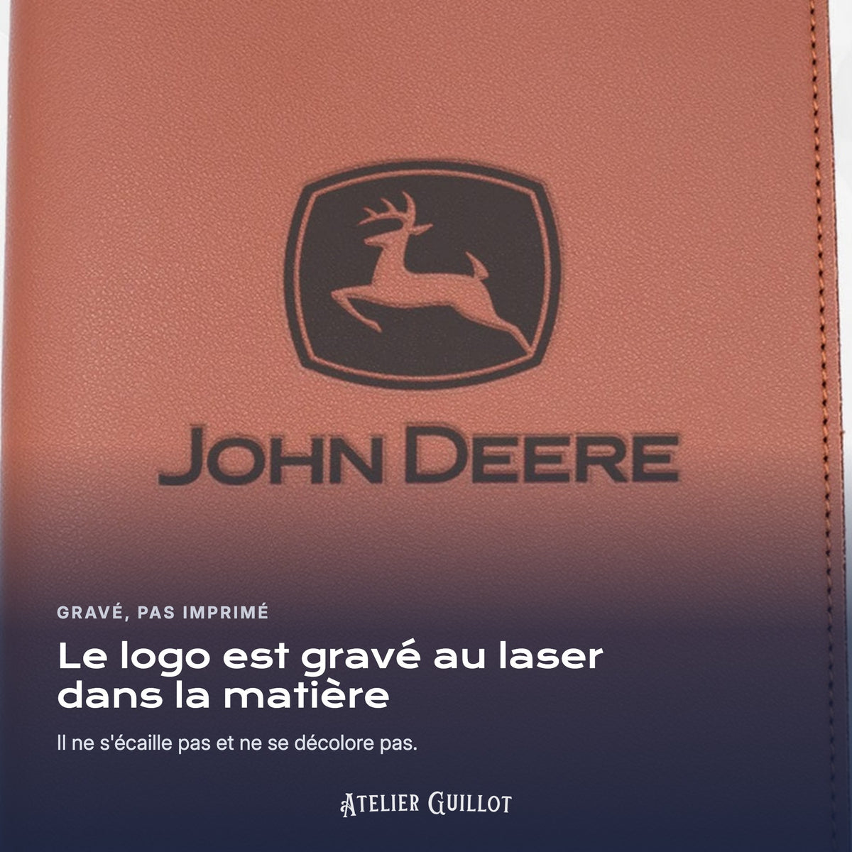 Logo JOHN-DEERE gravé au laser dans le simili cuir