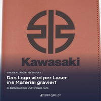 Logo KAWASAKI, per Laser in Kunstleder graviert