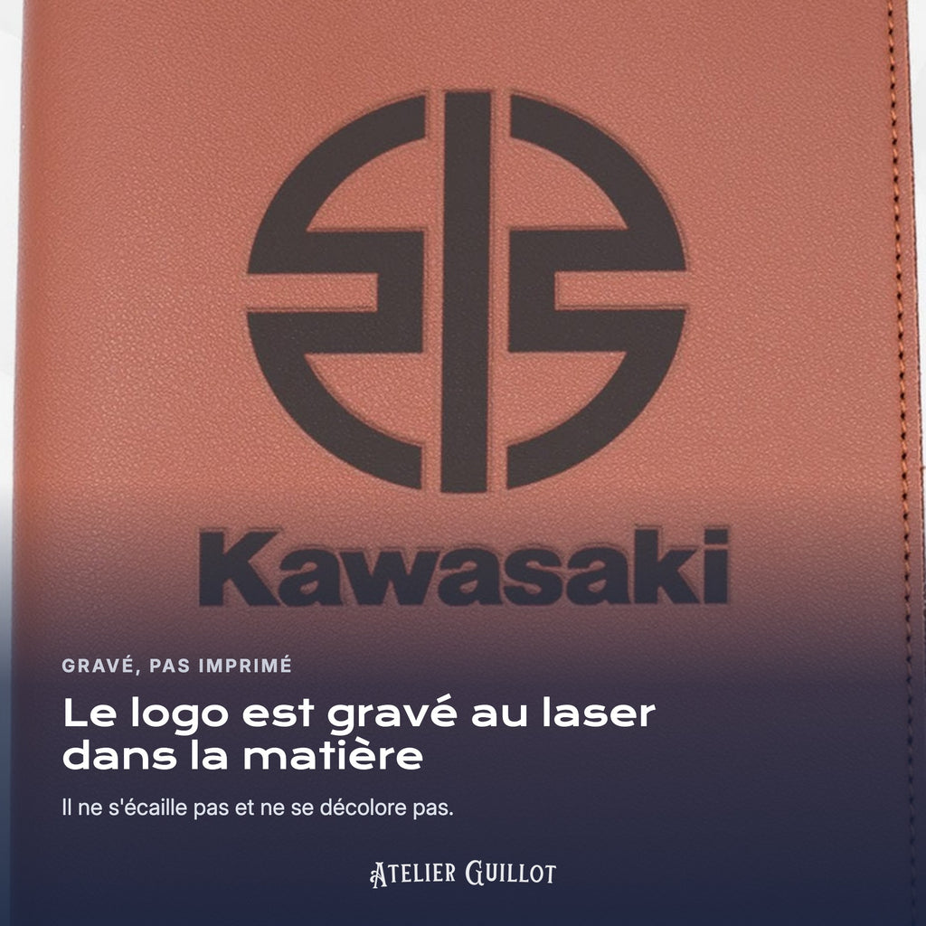 Logo KAWASAKI gravé au laser dans le simili cuir