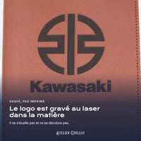 Logo KAWASAKI gravé au laser dans le simili cuir