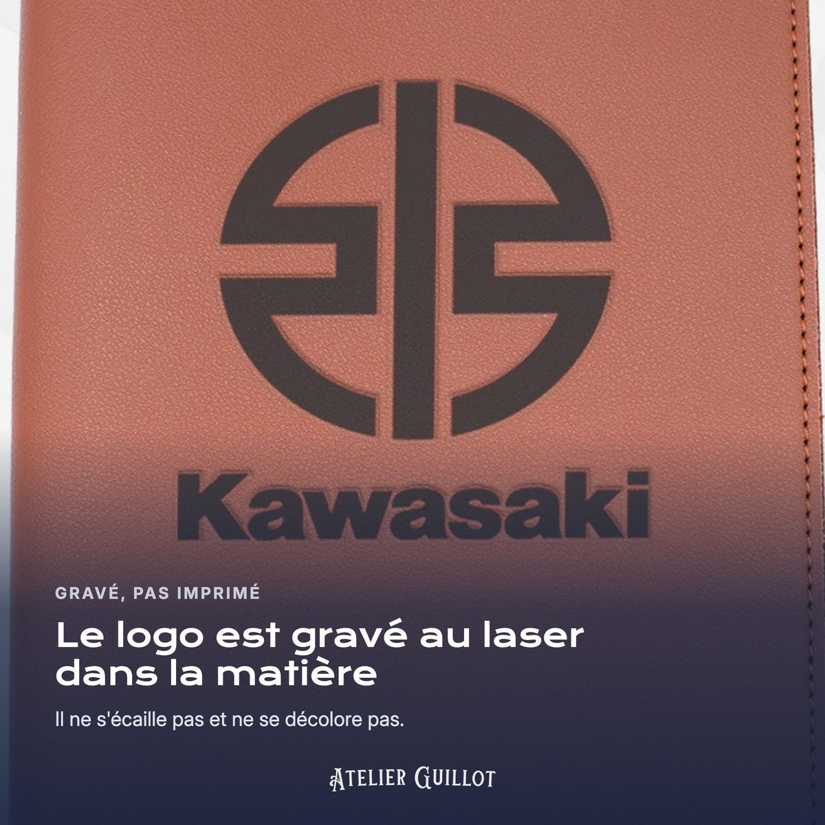 Logo KAWASAKI gravé au laser dans le simili cuir