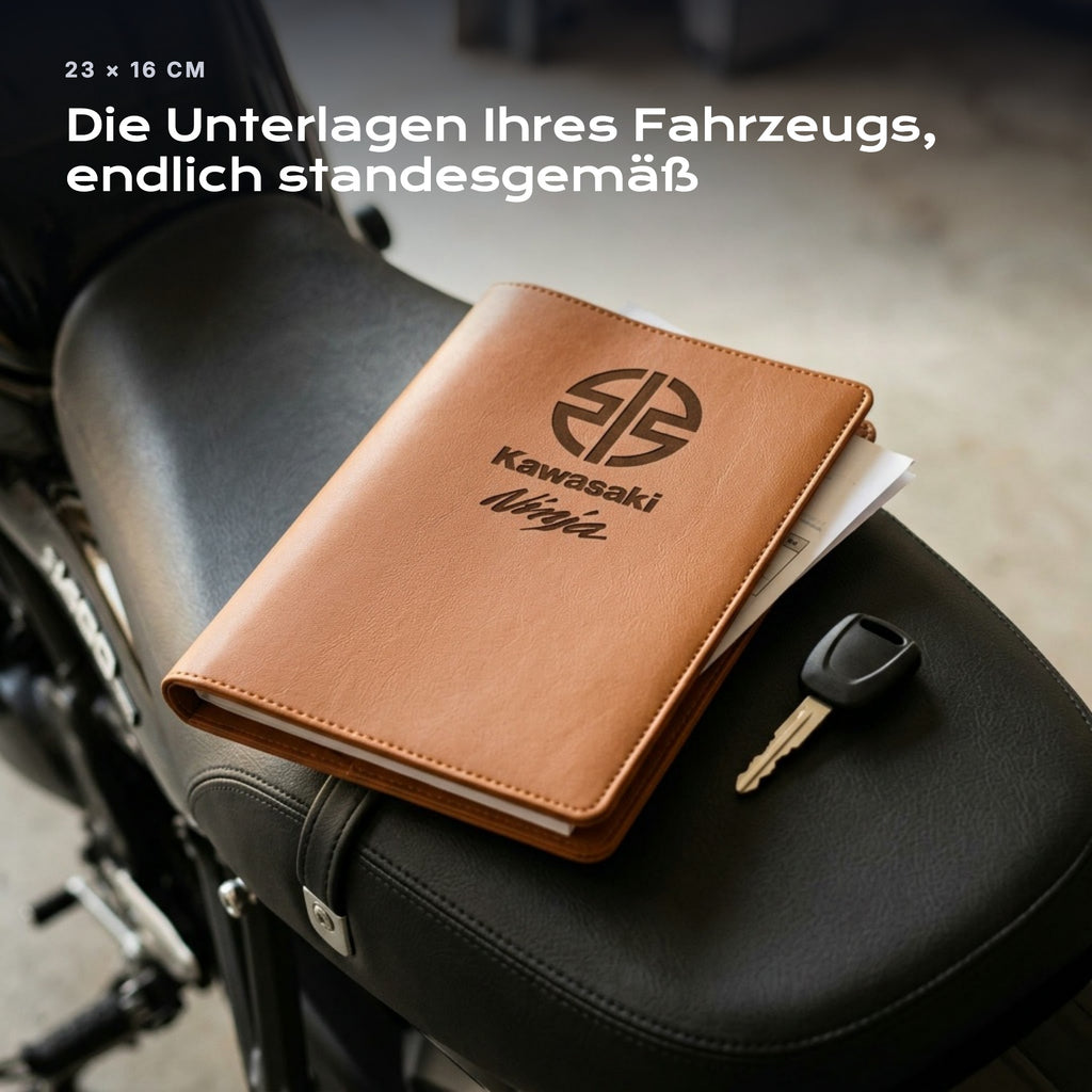 Fahrzeugmappe Kawasaki Ninja auf einem Autositz, mit Rechnungen
