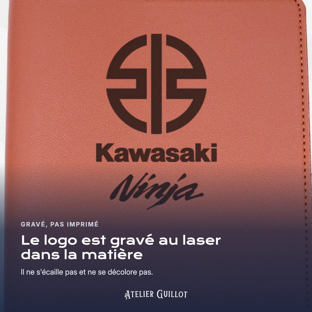 Logo Kawasaki Ninja gravé au laser dans le simili cuir