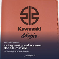 Logo Kawasaki Ninja gravé au laser dans le simili cuir