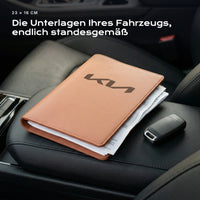 Fahrzeugmappe KIA auf einem Autositz, mit Rechnungen