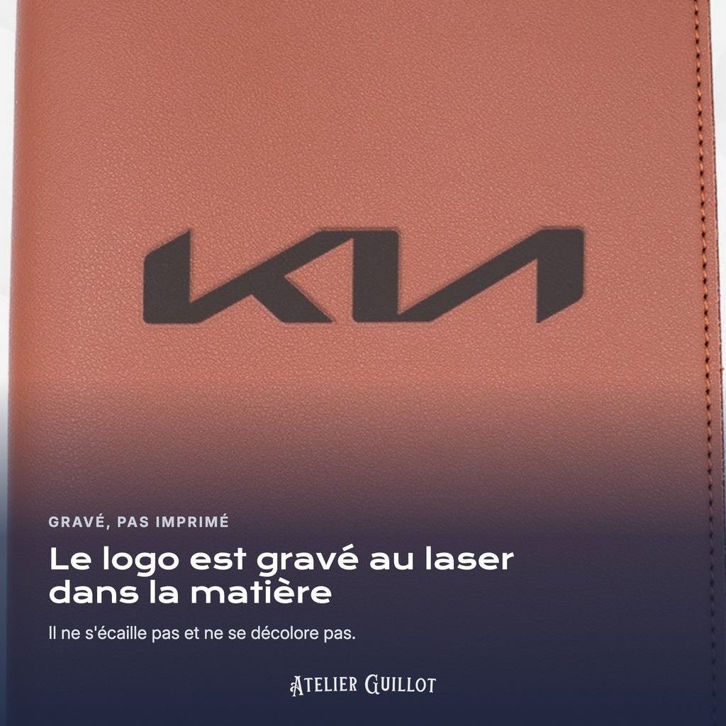 Logo KIA gravé au laser dans le simili cuir