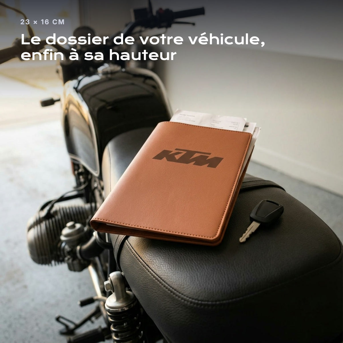 Porte-documents KTM posé sur un siège, avec des factures
