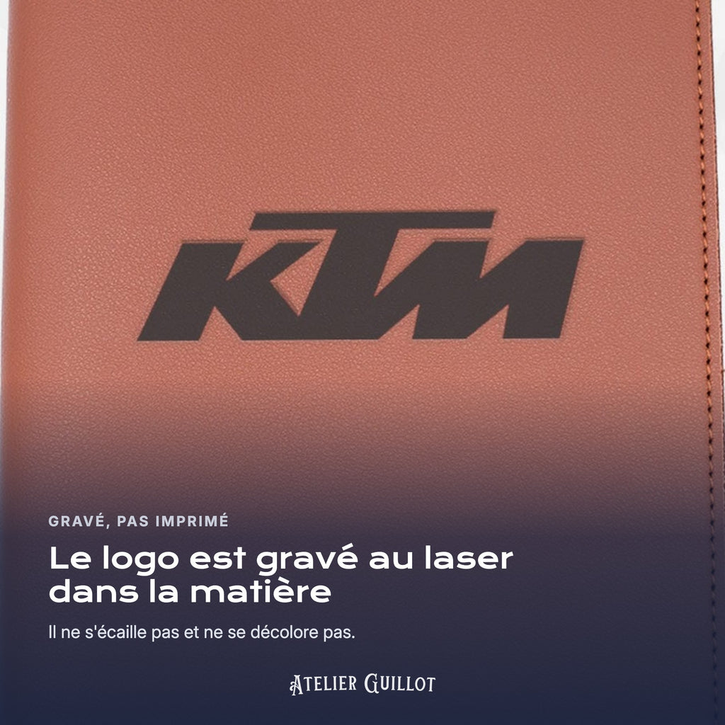 Logo KTM gravé au laser dans le simili cuir