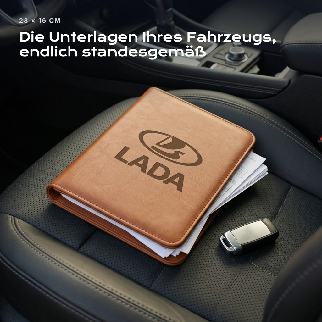 Fahrzeugmappe Lada auf einem Autositz, mit Rechnungen