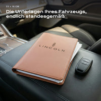 Fahrzeugmappe LINCOLN auf einem Autositz, mit Rechnungen