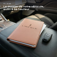 Porte-documents LINCOLN posé sur un siège, avec des factures