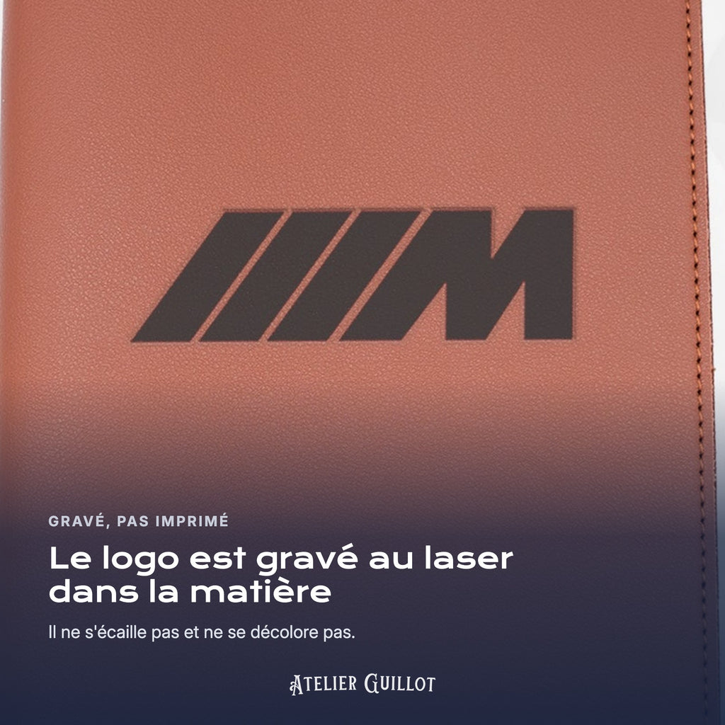 Logo Pack M gravé au laser dans le simili cuir