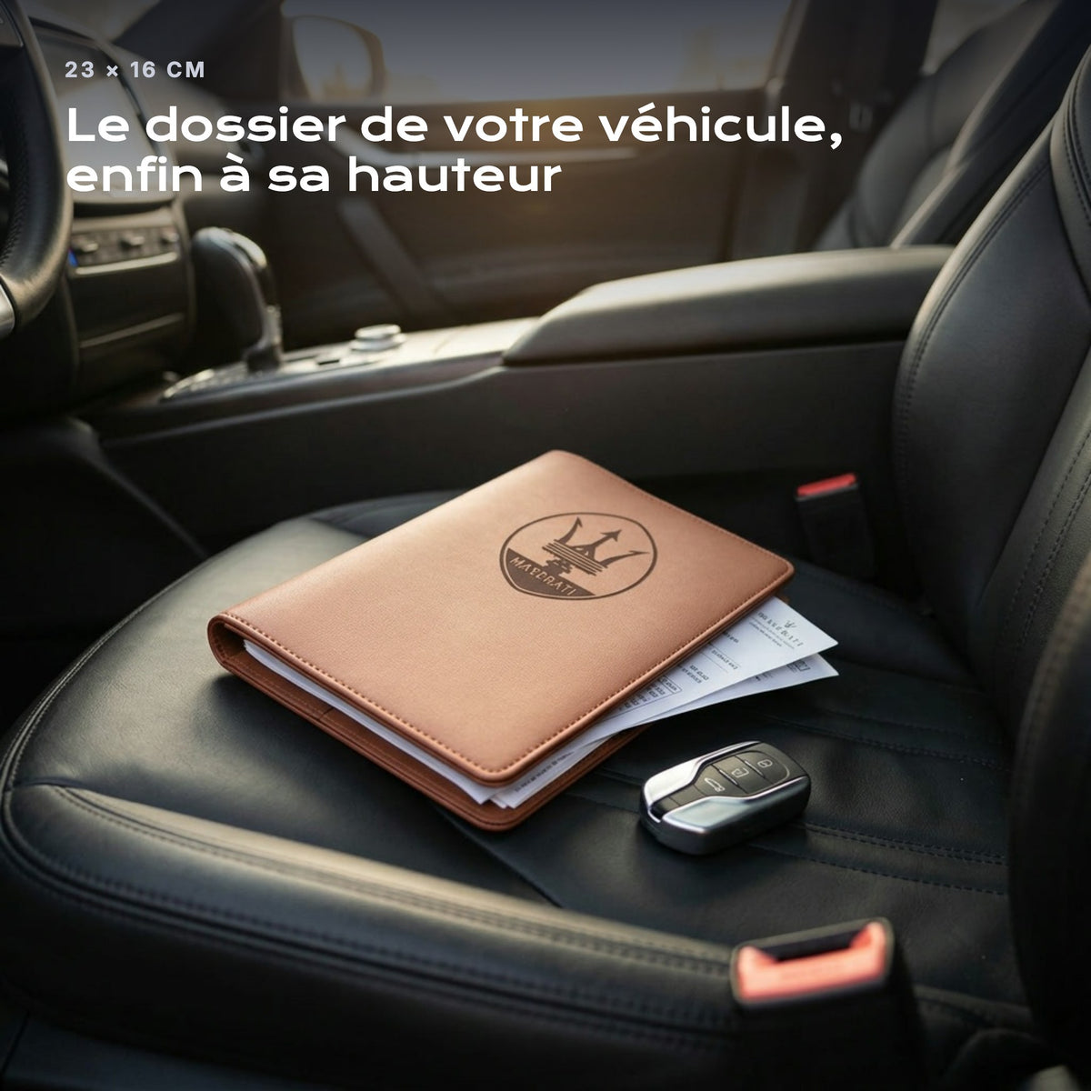 Porte-documents MASERATI posé sur un siège, avec des factures