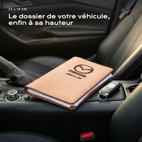 Porte-documents Mazda MX-5 posé sur un siège, avec des factures