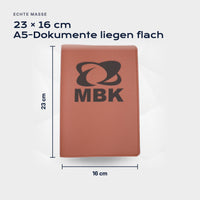 Fahrzeugmappe MBK von Atelier Guillot: 23 × 16 cm, A5-Dokumente liegen flach