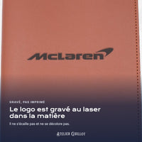 Logo MC-LAREN gravé au laser dans le simili cuir