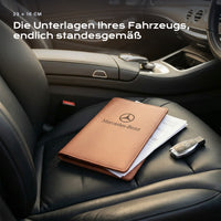 Fahrzeugmappe MERCEDES-BENZ auf einem Autositz, mit Rechnungen