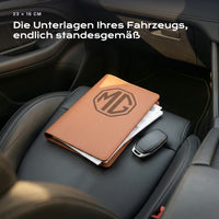 Fahrzeugmappe MG auf einem Autositz, mit Rechnungen