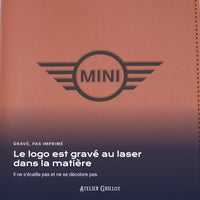 Logo MINI gravé au laser dans le simili cuir