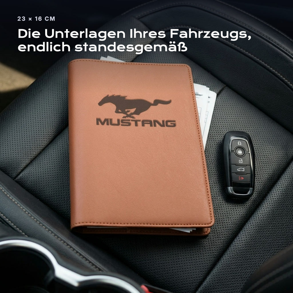 Fahrzeugmappe MUSTANG auf einem Autositz, mit Rechnungen