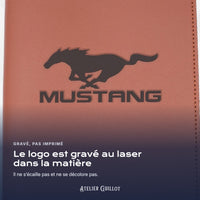 Logo MUSTANG gravé au laser dans le simili cuir