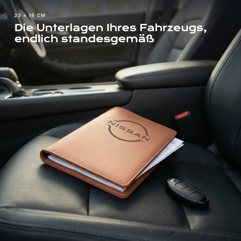 Fahrzeugmappe NISSAN auf einem Autositz, mit Rechnungen