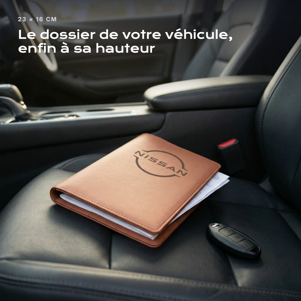 Porte-documents NISSAN posé sur un siège, avec des factures