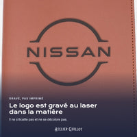 Logo NISSAN gravé au laser dans le simili cuir