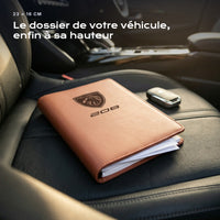 Porte-documents Peugeot 208 posé sur un siège, avec des factures