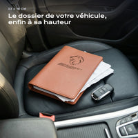 Porte-documents Peugeot Sport posé sur un siège, avec des factures