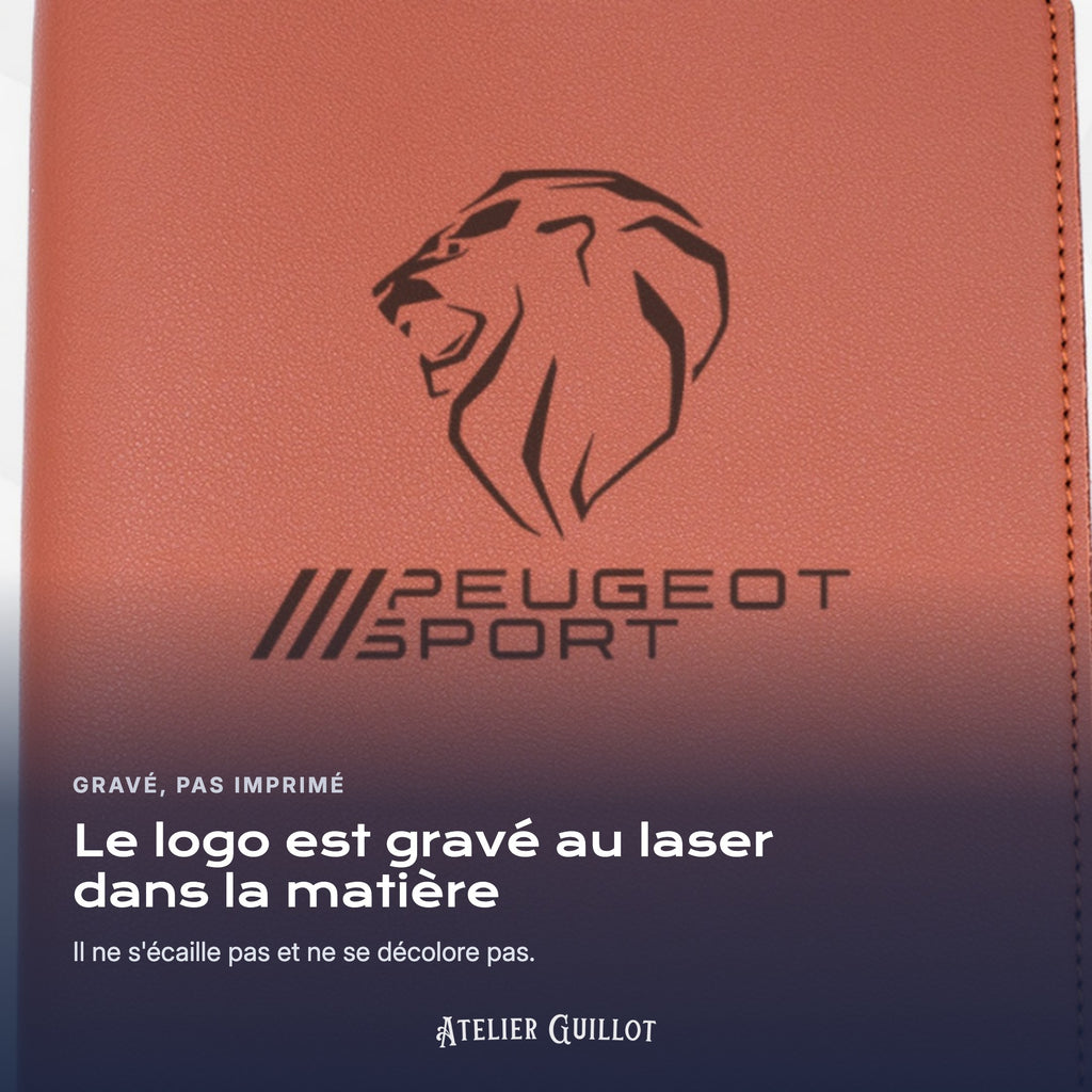 Logo Peugeot Sport gravé au laser dans le simili cuir