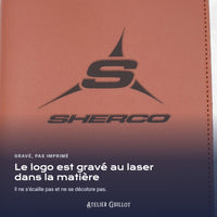 Logo SHERCO gravé au laser dans le simili cuir