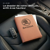 Porte-documents SKODA posé sur un siège, avec des factures
