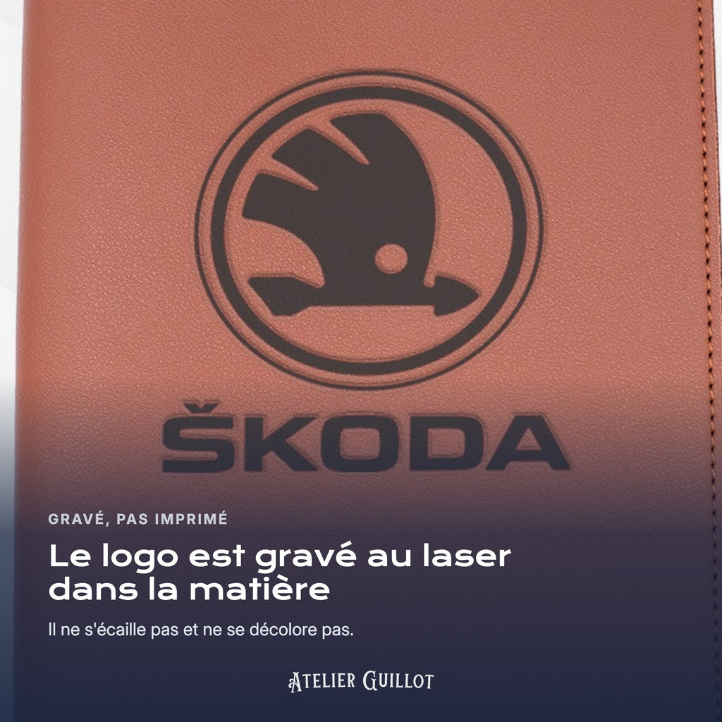 Logo SKODA gravé au laser dans le simili cuir