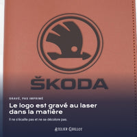 Logo SKODA gravé au laser dans le simili cuir