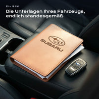 Fahrzeugmappe SUBARU auf einem Autositz, mit Rechnungen