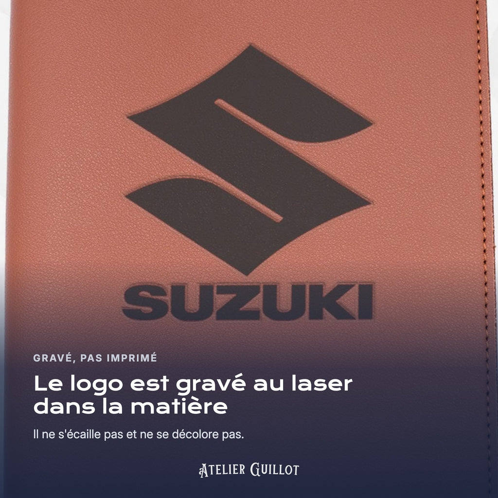 Logo SUZUKI gravé au laser dans le simili cuir