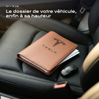 Porte-documents TESLA posé sur un siège, avec des factures
