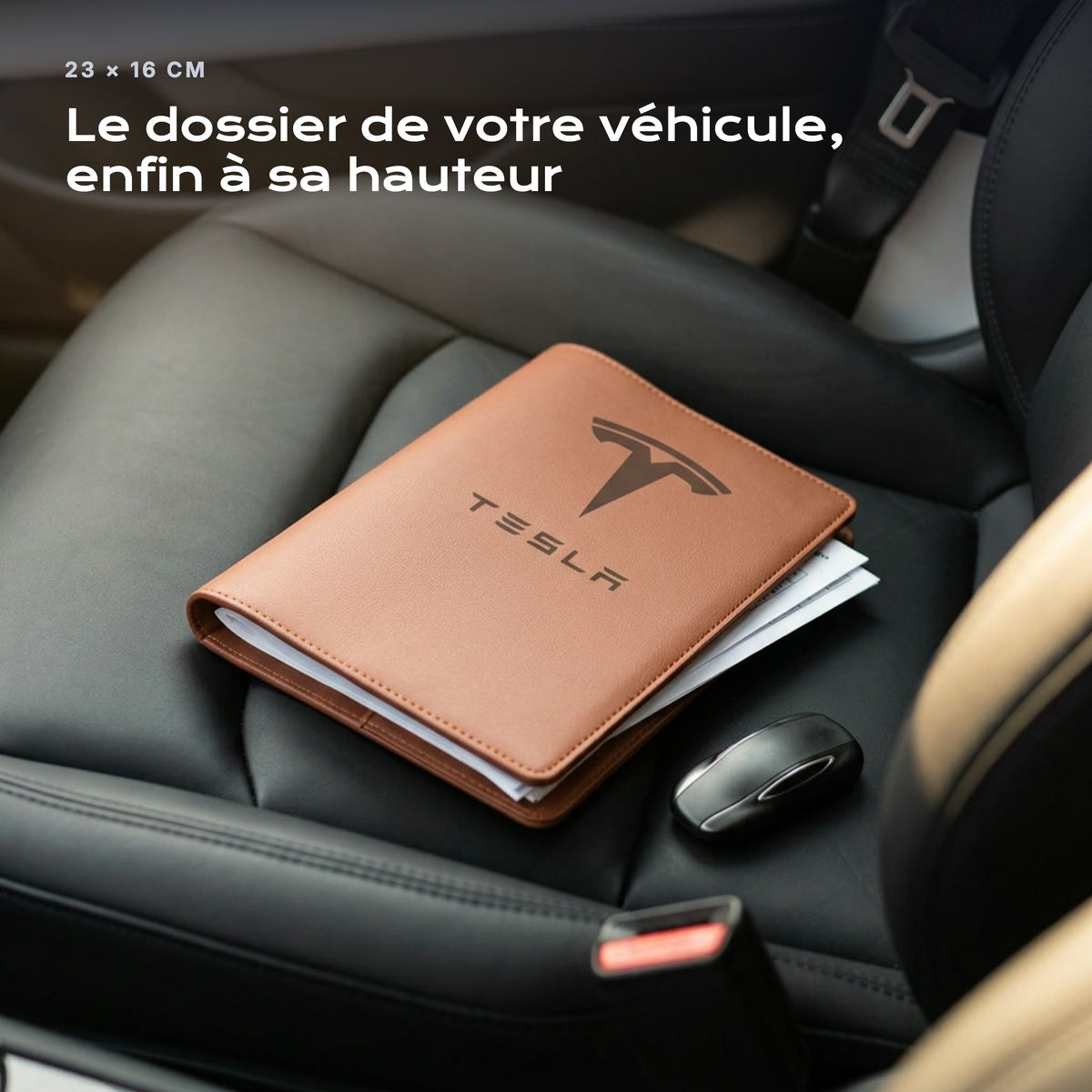 Porte-documents TESLA posé sur un siège, avec des factures