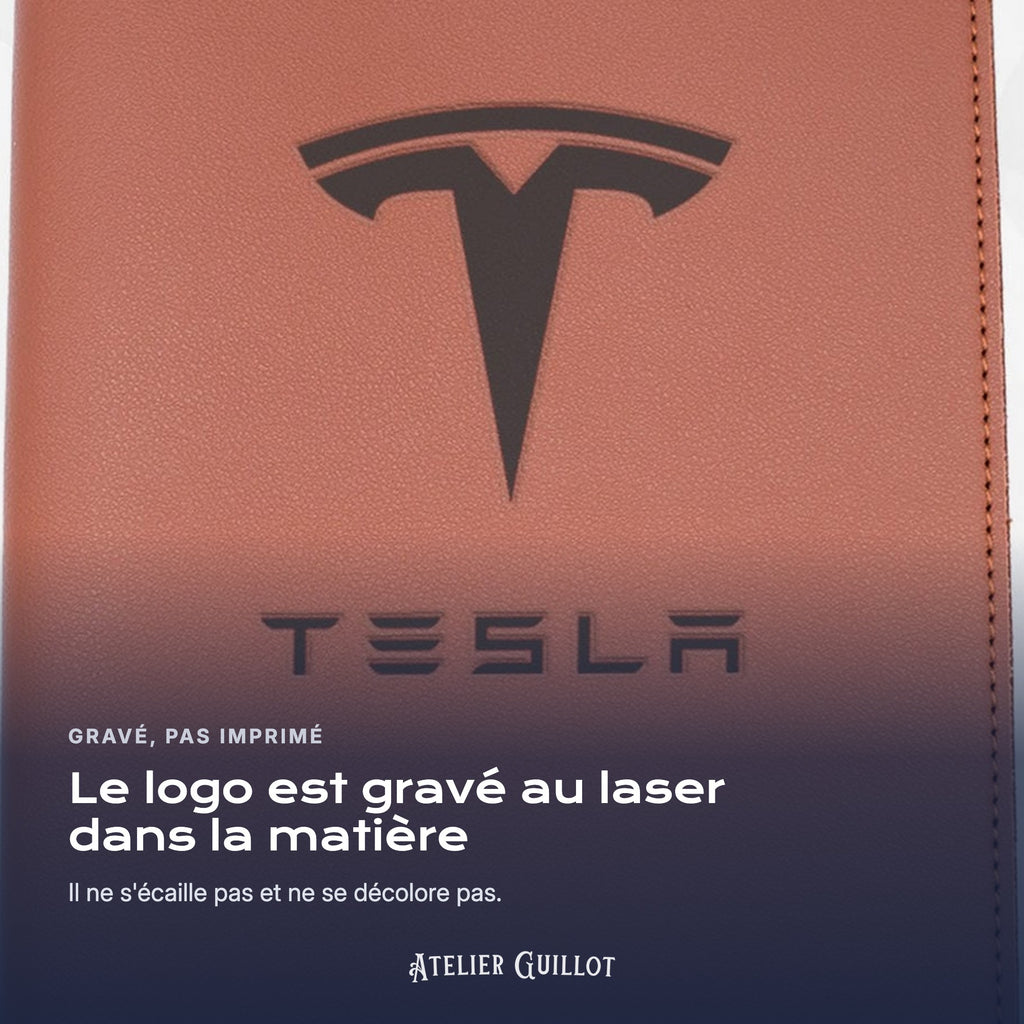 Logo TESLA gravé au laser dans le simili cuir