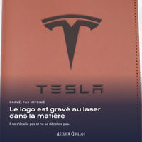 Logo TESLA gravé au laser dans le simili cuir