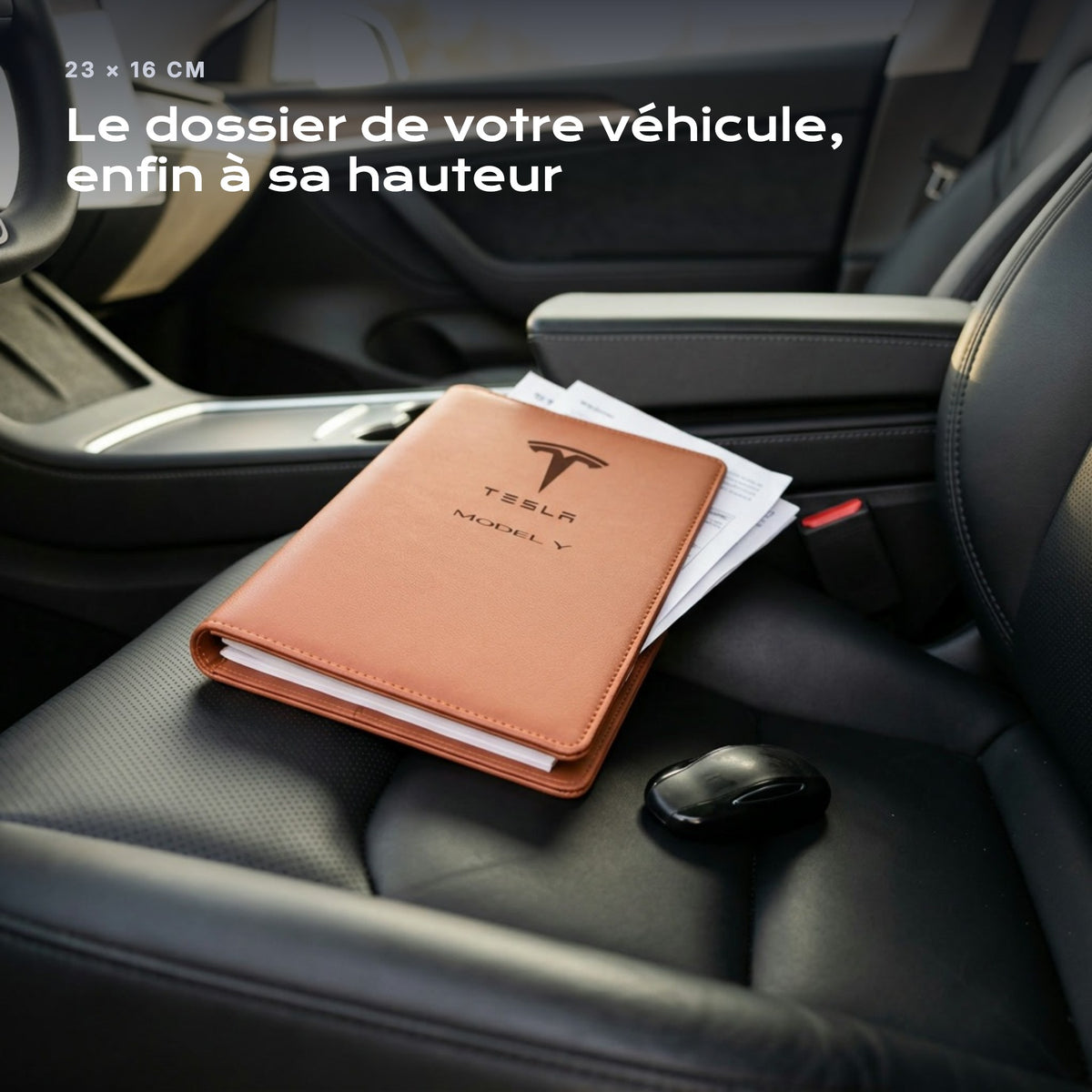 Porte-documents Tesla Model Y posé sur un siège, avec des factures
