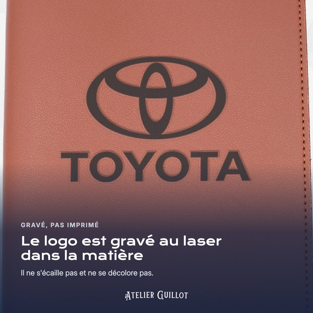 Logo TOYOTA gravé au laser dans le simili cuir
