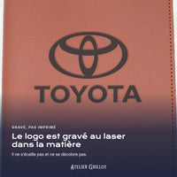 Logo TOYOTA gravé au laser dans le simili cuir
