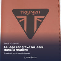 Logo TRIUMPH gravé au laser dans le simili cuir