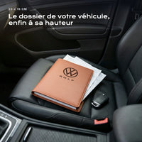 Porte-documents Volkswagen Golf posé sur un siège, avec des factures